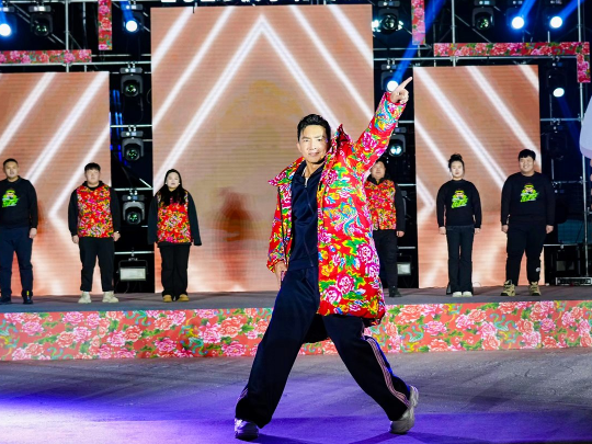 健身教練劉畊宏耐心帶領現(xiàn)場以及線上的朋友們進行熱身。人民網(wǎng)記者 許維娜攝