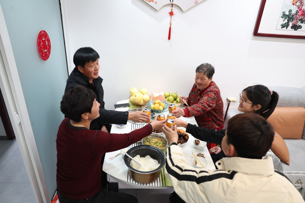 2025年1月22日，遼寧省葫蘆島市綏中縣祝家溝村村民朱西存一家在新房里。新華社記者姚劍鋒 攝
