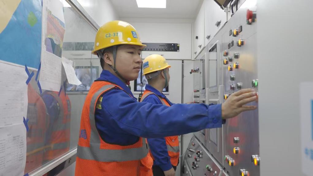 盾構(gòu)司機(jī)何曉波在駕駛室內(nèi)調(diào)試盾構(gòu)機(jī)參數(shù)。（劉芬攝）