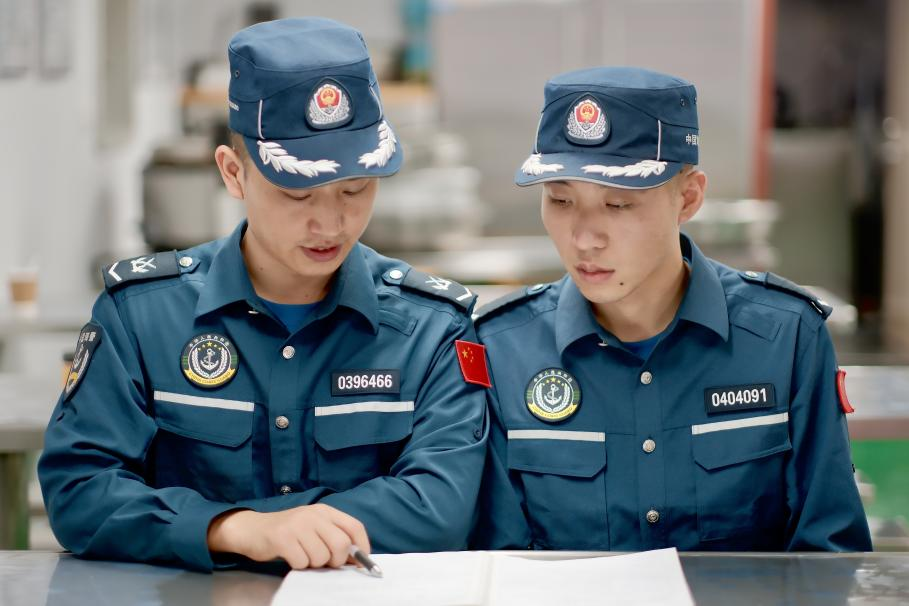 1月27日，中國(guó)海警海鷗艦執(zhí)法員研習(xí)設(shè)備維修保養(yǎng)案例。