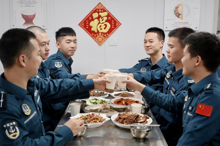 1月28日，在中國(guó)海警海鷗艦上，執(zhí)法員們聚餐慶祝農(nóng)歷春節(jié)。