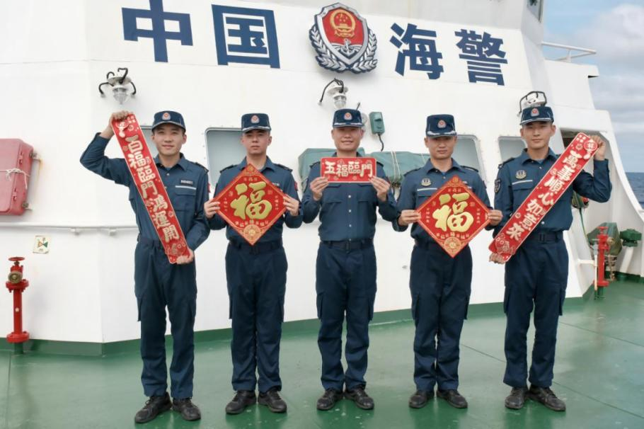 1月27日，中國(guó)海警海鷗艦執(zhí)法員們展示春聯(lián)福字，慶祝農(nóng)歷春節(jié)。