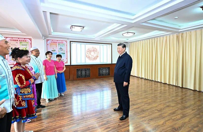 △2024年6月19日，寧夏銀川市金鳳區(qū)長城花園社區(qū)活動室，習近平總書記同社區(qū)居民親切交流。