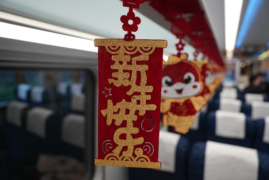 “井岡山號(hào)”列車春晚車廂布置。人民網(wǎng) 歐陽(yáng)易佳攝