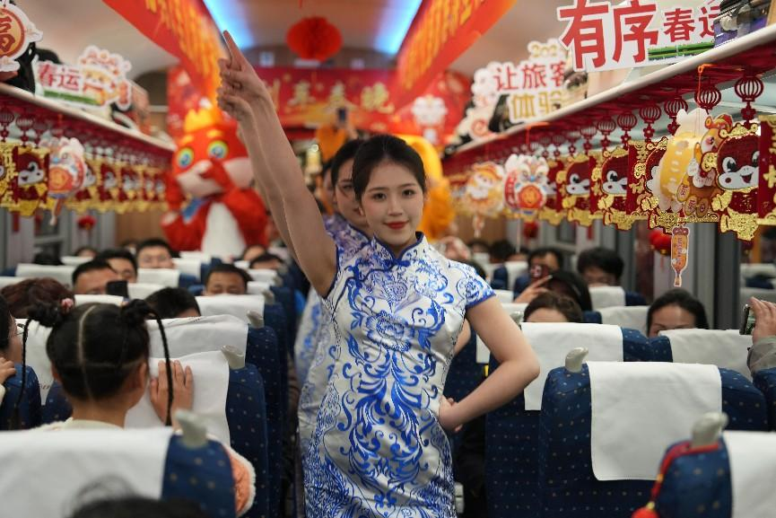 列車乘務(wù)員身穿青花瓷元素服飾表演節(jié)目。人民網(wǎng) 歐陽(yáng)易佳攝