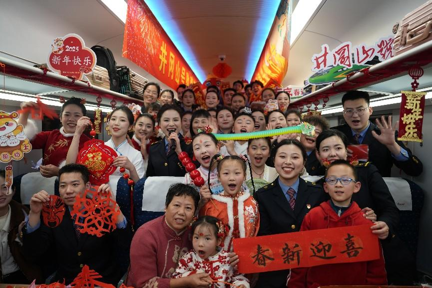 全體演職人員與旅客大合影。人民網(wǎng) 歐陽(yáng)易佳攝