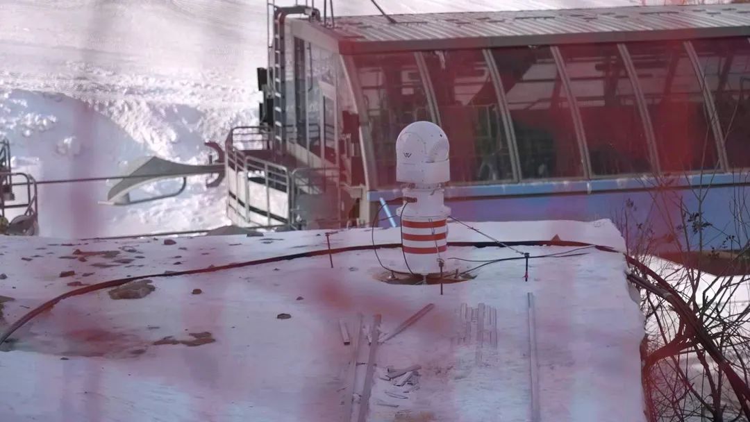 設(shè)在坡面障礙技巧和大跳臺(tái)雪道旁的激光測(cè)風(fēng)雷達(dá)。氣象部門供圖