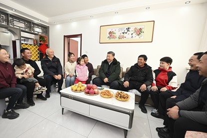 1月22日至24日，中共中央總書記、國家主席、中央軍委主席習近平冒著嚴寒來到遼寧，看望慰問基層干部群眾。這是22日下午，習近平在葫蘆島市綏中縣明水滿族鄉(xiāng)祝家溝村考察時，同村民王寶維一家圍坐一起拉家常。新華社記者 謝環(huán)馳 攝
