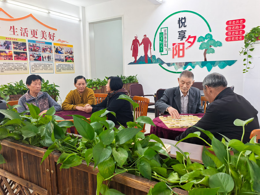 圖為湖北省咸寧市嘉魚縣潘家灣鎮(zhèn)四邑村養(yǎng)老服務(wù)驛站一角（2024年11月5日攝）。新華社記者 肖藝九 攝