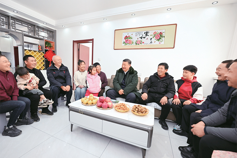 2025年1月22日至24日，中共中央總書記、國家主席、中央軍委主席習近平冒著嚴寒來到遼寧，看望慰問基層干部群眾。這是22日下午，習近平在葫蘆島市綏中縣明水滿族鄉(xiāng)祝家溝村考察時，同村民王寶維一家圍坐一起拉家常。 新華社記者 謝環(huán)馳/攝