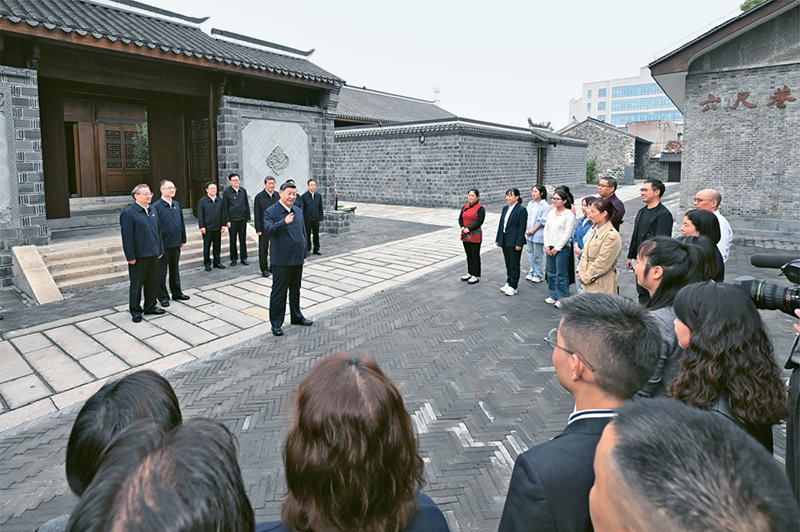 2024年10月17日至18日，中共中央總書記、國家主席、中央軍委主席習近平在安徽考察。這是17日下午，習近平在安慶桐城市六尺巷考察時，同當地居民和游客親切交流。 新華社記者 申宏/攝