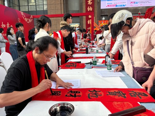 活動現(xiàn)場贈送春聯(lián)和福字。人民網(wǎng) 陳葉欣攝