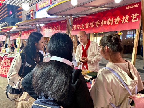 魏希望在非遺集市上介紹沉香。人民網(wǎng) 陳葉欣攝