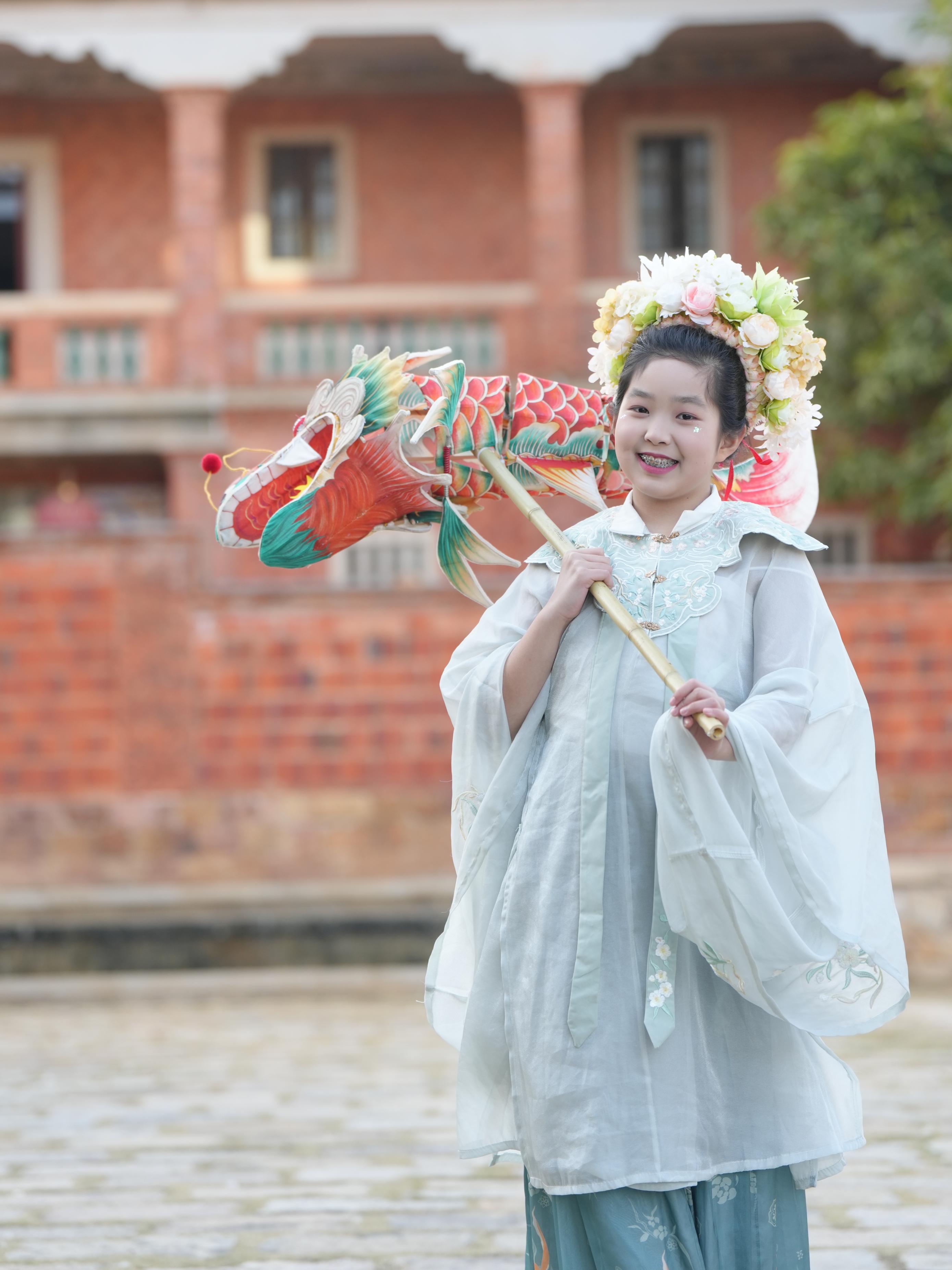 在泉州，沈女士為女兒拍下頭戴簪花的照片。受訪者供圖