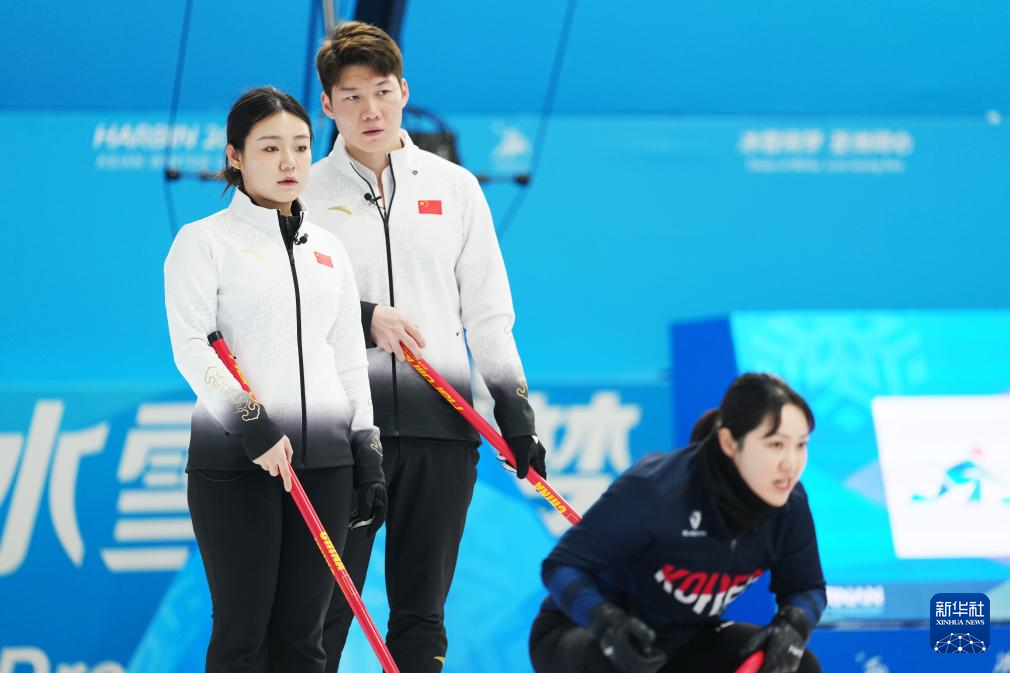 2月6日，中國(guó)隊(duì)選手王智宇（中）、韓雨（左）在比賽中。新華社記者 王松 攝