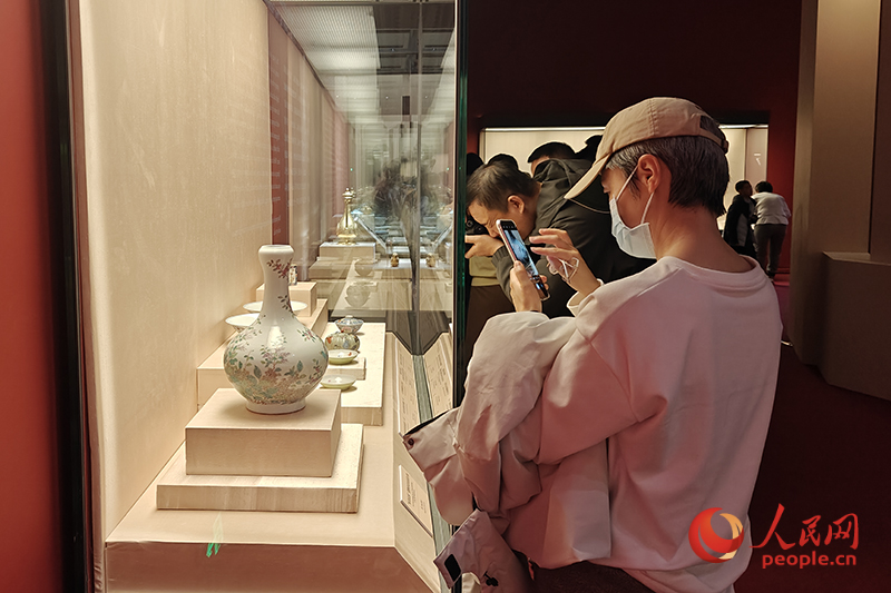 觀眾正在中國國家博物館參觀展覽。人民網(wǎng)記者 韋衍行攝