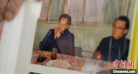 2月7日，劉潤(rùn)林展示1986年黃旭華(左)在同樂(lè)會(huì)上吹口琴的老照片。中新社記者 鄒浩 攝