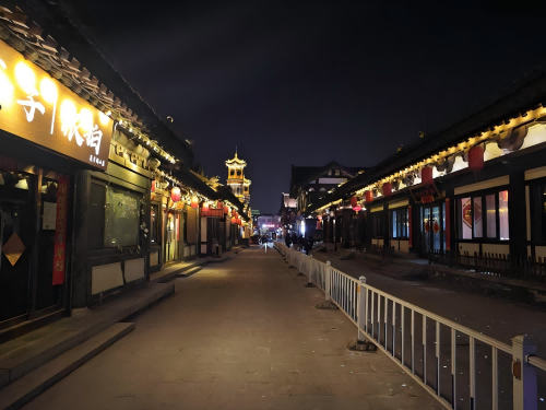 道歉公告發(fā)布后，夜晚10時的古城。人民網(wǎng)記者 黃鈺攝
