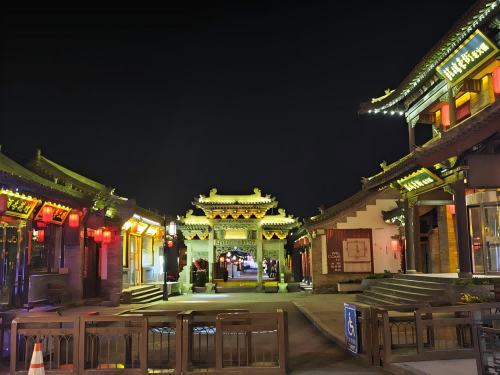 道歉公告發(fā)布后，凌晨5時的古城。人民網(wǎng)記者 黃鈺攝