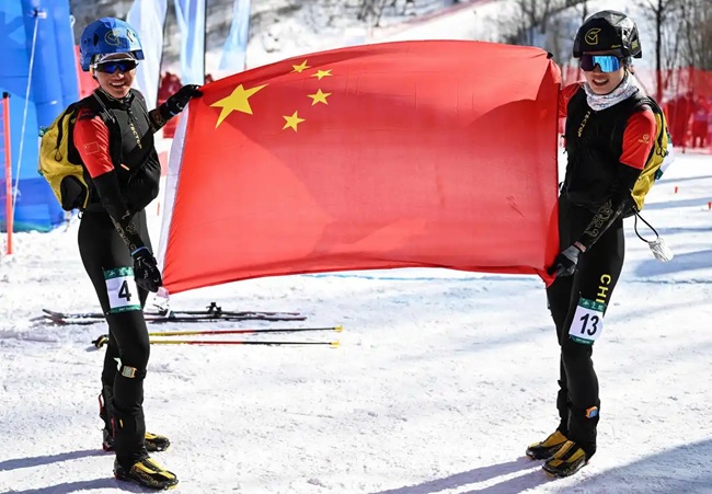 2月9日，中國隊(duì)選手次旦玉珍（左）與隊(duì)友于婧萱慶祝勝利。新華社記者 謝劍飛攝