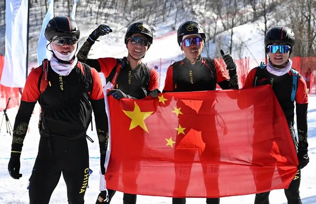2月9日，包攬滑雪登山男子短距離前四名的中國隊(duì)選手賽后慶祝。新華社記者 謝劍飛攝