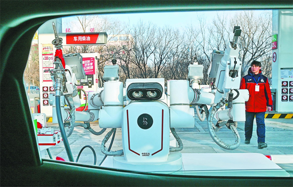 智能加油機器人在加能站工作。受訪者供圖