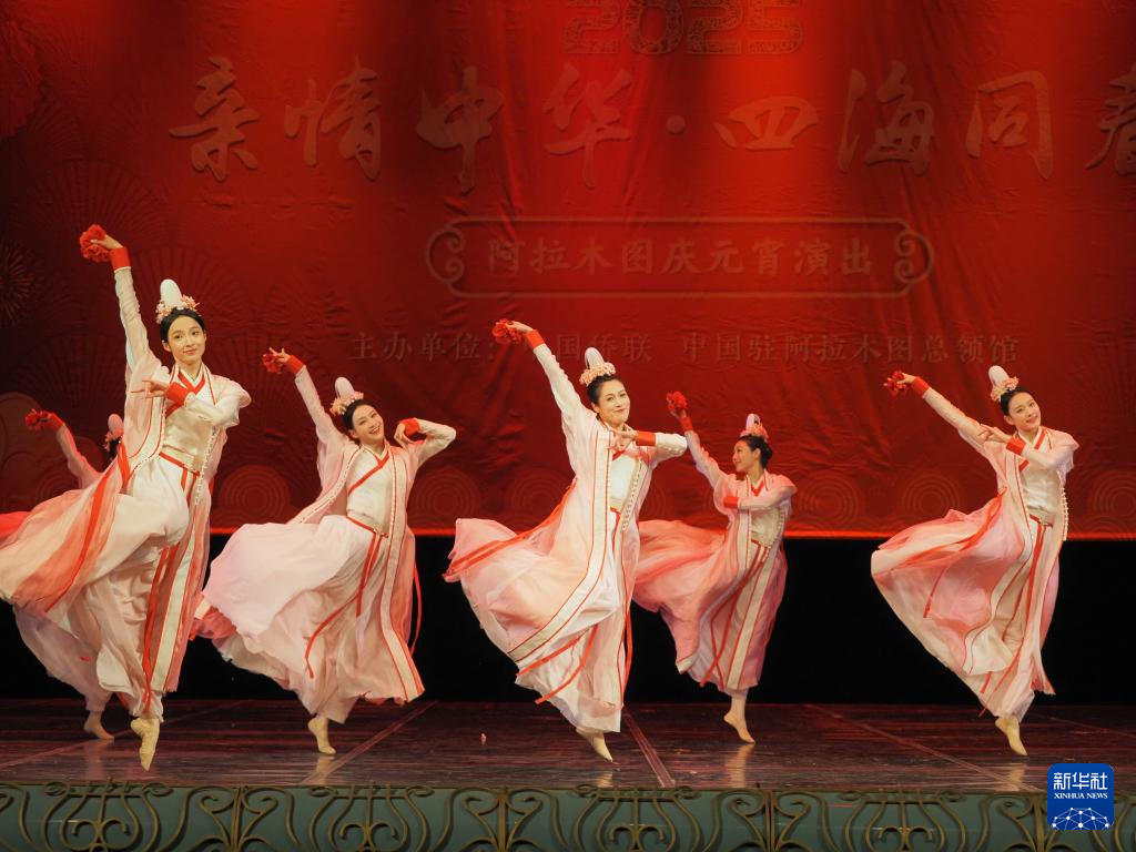 2月11日，在哈薩克斯坦阿拉木圖的阿拜國(guó)家歌劇和芭蕾舞劇院，中國(guó)演員表演舞蹈《元日霓裳》。新華社記者 趙宇 攝