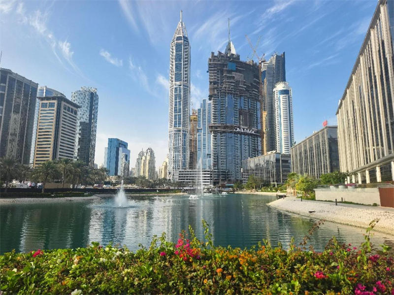 正在建設(shè)中的卡瓦利卡薩高層住宅項目（圖中有腳手架建筑）。 中建中東供圖 
