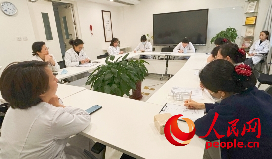 交班會上，海淀醫(yī)院安寧療護(hù)團(tuán)隊討論患者和家屬需求。人民網(wǎng)記者 金慧慧攝