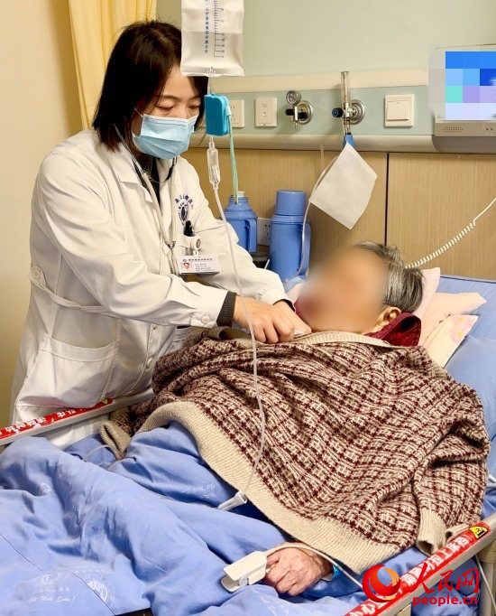 廖澤燕為張婆婆聽(tīng)診。人民網(wǎng)記者 金慧慧攝