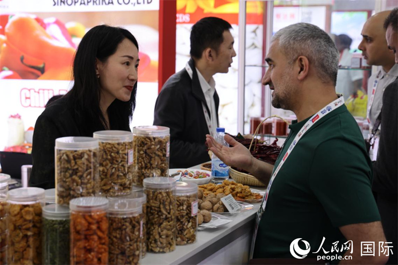中外商家在第三十屆海灣食品展上交流。人民網(wǎng)記者 張志文攝