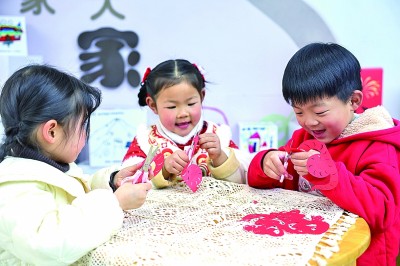 圖為孩子們在老師指導下制作蛇年主題剪紙。 新華社記者 徐昱攝