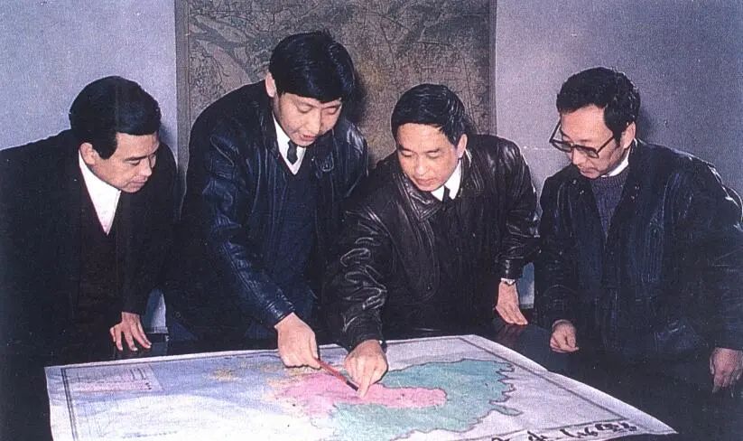 1991年12月，習(xí)近平與同事討論福州市戰(zhàn)略規(guī)劃設(shè)想。（圖源：《習(xí)近平在福州》）