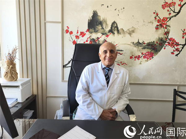 哈利勒在他的辦公室。人民網(wǎng)記者 黃培昭攝