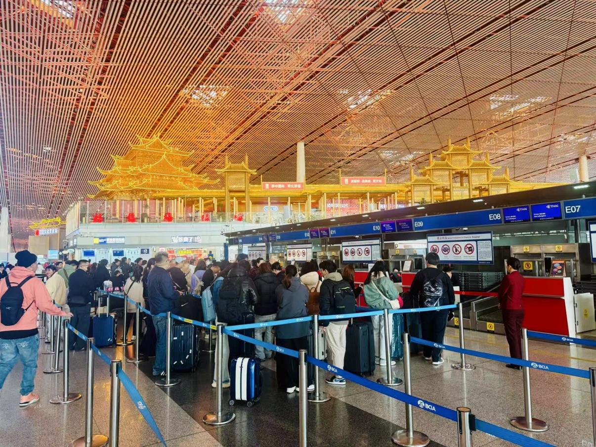 旅客在首都機場值機柜臺辦理乘機手續(xù)。人民網(wǎng)記者 喬雪峰攝