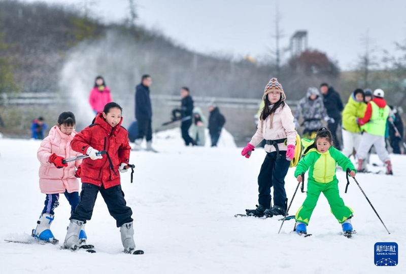 2月23日，滑雪愛好者在貴陽(yáng)市高坡云頂滑雪場(chǎng)滑雪。新華社記者 楊文斌攝