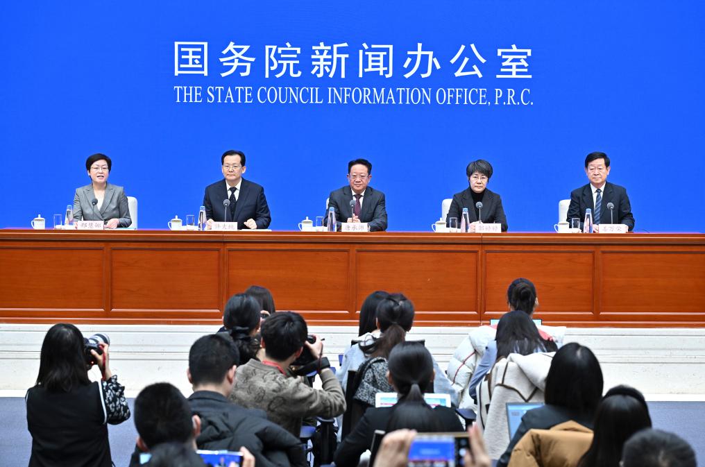 2月28日，國務(wù)院新聞辦公室在北京舉行國務(wù)院政策例行吹風(fēng)會(huì)，民政部副部長(zhǎng)唐承沛、財(cái)政部副部長(zhǎng)郭婷婷、自然資源部副部長(zhǎng)許大純、住房城鄉(xiāng)建設(shè)部副部長(zhǎng)姜萬榮和國務(wù)院新聞辦公室新聞發(fā)言人介紹2024年國務(wù)院部門辦理全國人大代表建議和全國政協(xié)提案工作有關(guān)情況，并答記者問。新華社記者 李鑫 攝