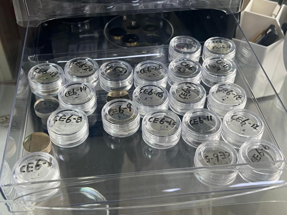 包含嫦娥六號(hào)樣品的樹脂靶。新華社記者 溫競(jìng)?cè)A 攝
