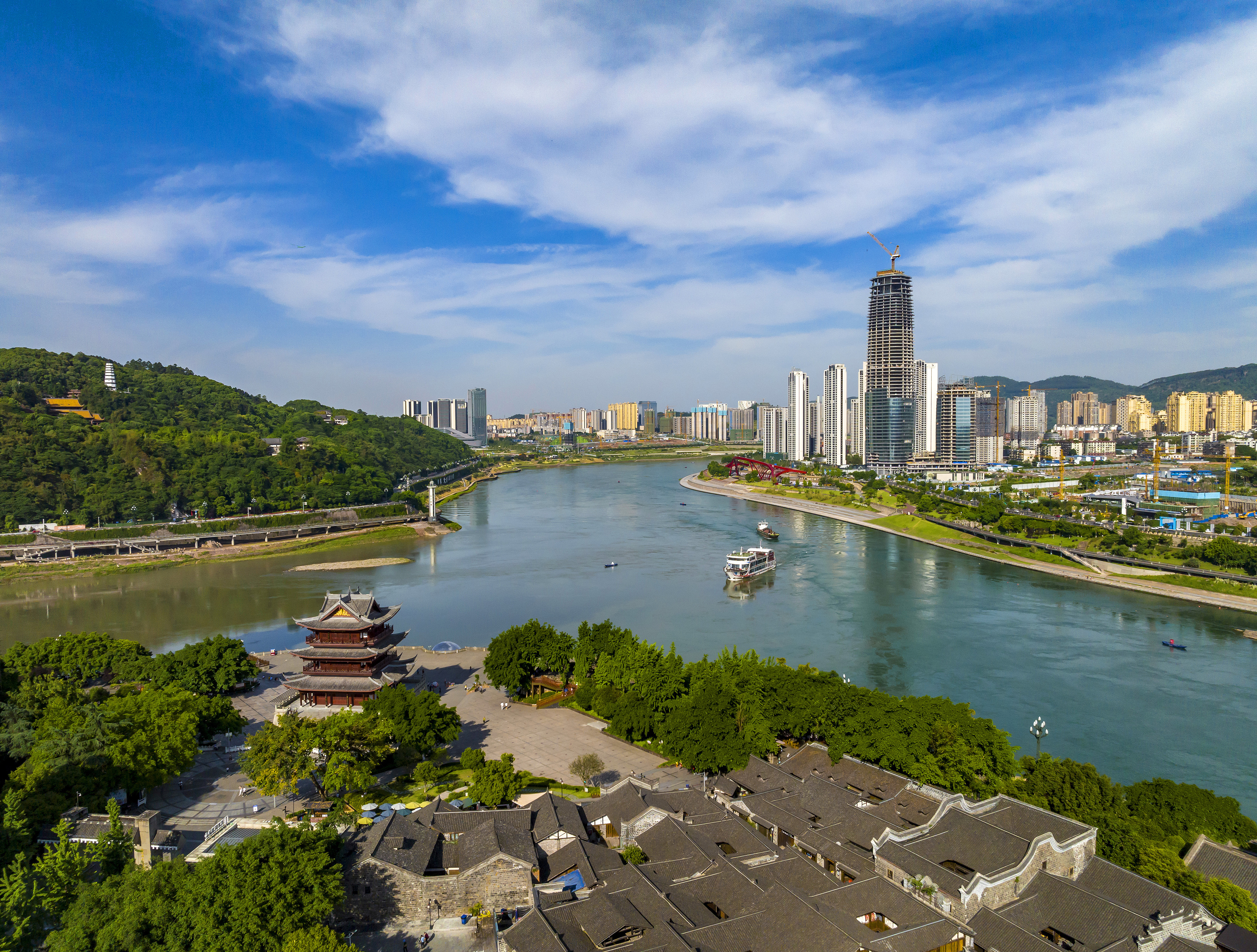 “長江首城”四川宜賓，經(jīng)過長江生態(tài)綜合治理后的三江交匯處風(fēng)光。