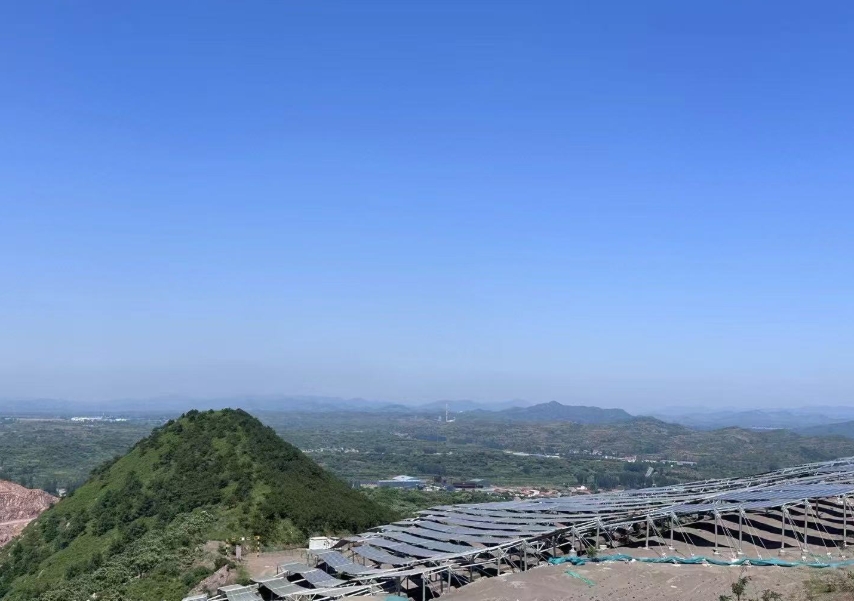 河北遷西某光伏基地。人民網(wǎng)記者 王紹紹攝