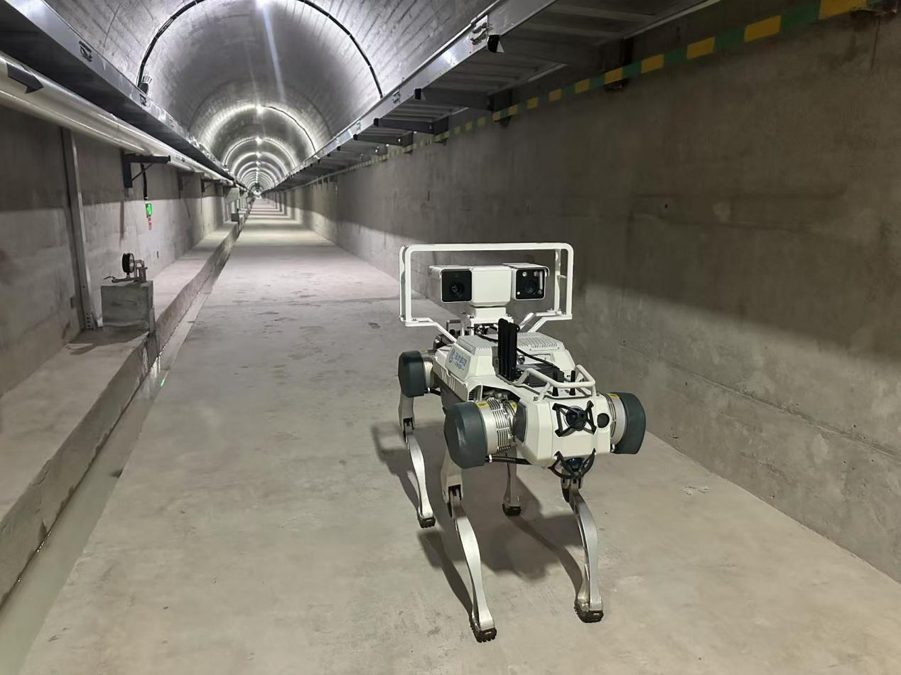 機器人正在對大壩廊道進行巡檢，重點監(jiān)測裂縫，滲水點，積水等。水利部供圖