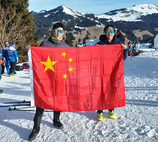 U18垂直競速男子冠軍貢松郎（左）加和女子冠軍普姆阿尼賽后舉國旗慶祝。中國滑雪登山隊供圖
