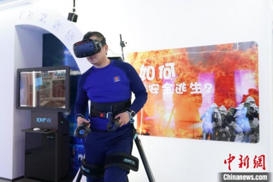 圖為消防員利用VR展示火災(zāi)如何逃生。中新社記者 趙宇航 攝