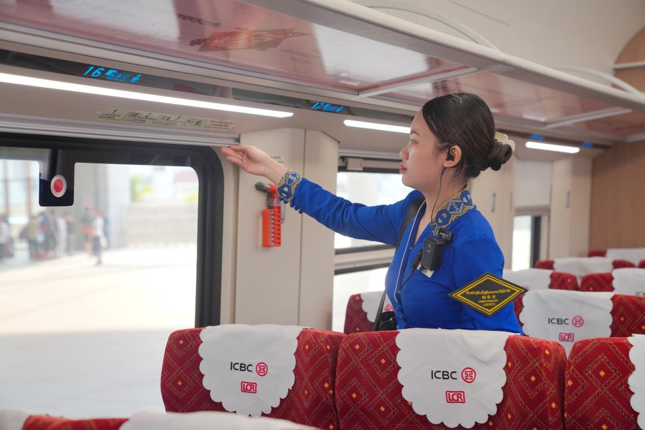 中老鐵路瀾滄號(hào)動(dòng)車組列車長(zhǎng)小麗正在進(jìn)行車廂檢查。老中鐵路有限公司供圖