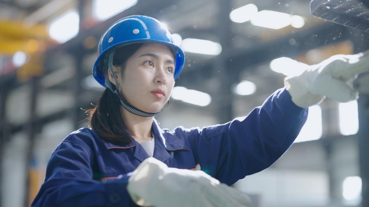 老中鐵路有限公司萬(wàn)象運(yùn)營(yíng)管理中心機(jī)輛車間希達(dá)在工作中。老中鐵路有限公司供圖