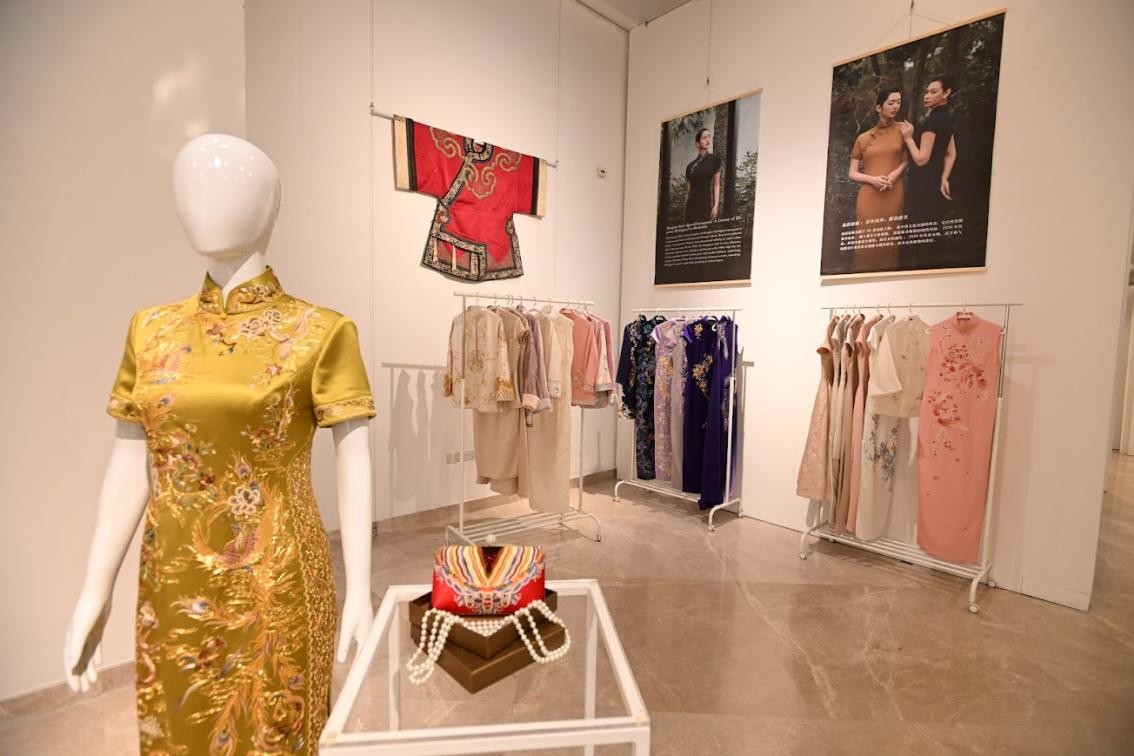 展覽現(xiàn)場展出各種款式的精美旗袍。新加坡中國文化中心供圖