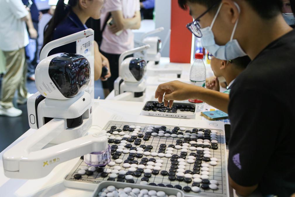 2023年7月7日，元蘿卜AI下棋機器人與觀眾對弈。2023年7月6日至8日，2023世界人工智能大會在上海舉行。新華社記者 辛夢晨 攝