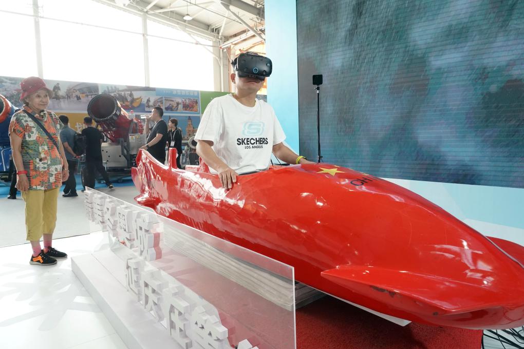 2023年9月15日，觀眾在2023國際冬季運動（北京）博覽會現(xiàn)場通過VR設(shè)備體驗雪車。新華社記者 任超 攝
