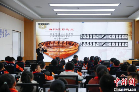 圖為學(xué)生在“國寶音樂會”社教課中了解舞蹈紋彩陶盆。中新社記者 馬銘言 攝