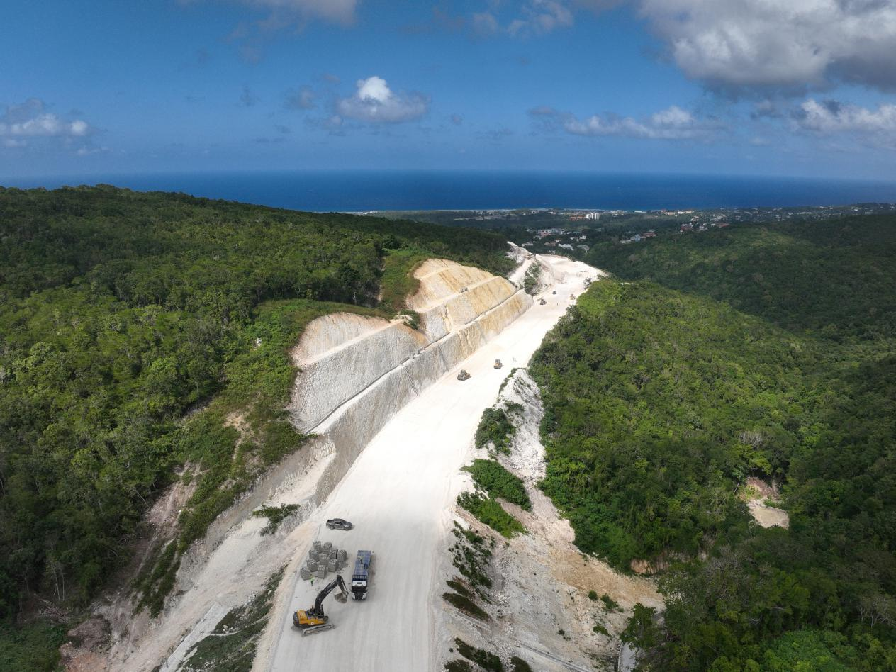圖為中企承建的牙買加蒙特哥貝繞城路項目基層試驗段正在進行攤鋪和碾壓施工，相關施工工作已于近日順利完成。中國港灣美洲區(qū)域公司供圖
